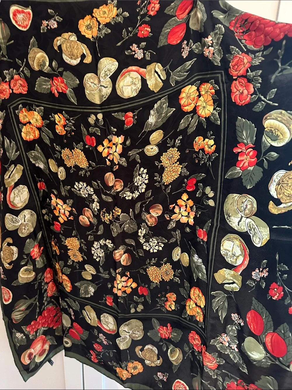 ITALIAN SILK SCARF WUTH HABD ROLLED EDGES